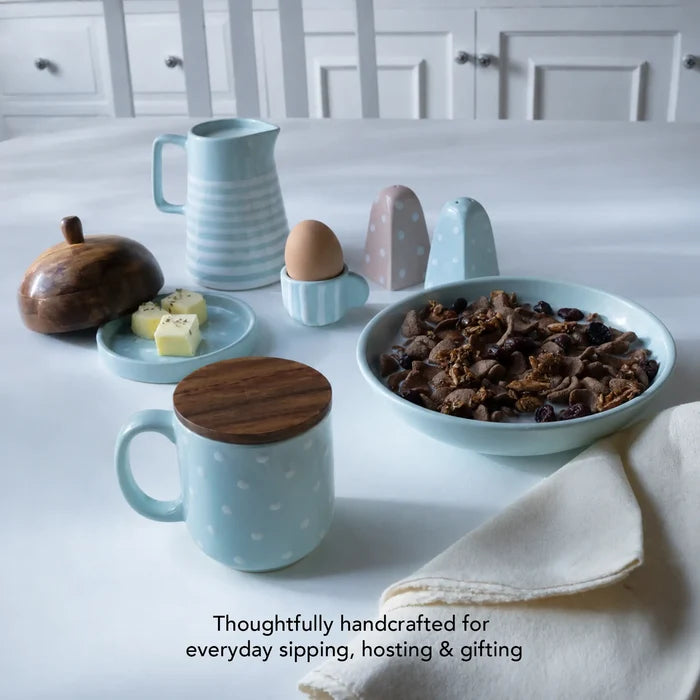 Blue polka dots ceramic mug with wooden lid